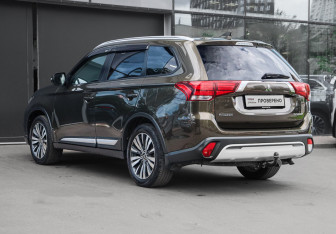 Подержанный автомобиль Mitsubishi Outlander 2019 года (6 фото)