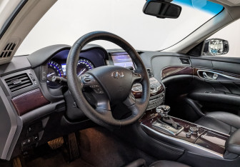Подержанный автомобиль Infiniti Q70 2018 года (15 фото)