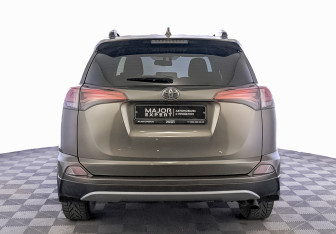 Подержанный автомобиль Toyota RAV4 2016 года (6 фото)