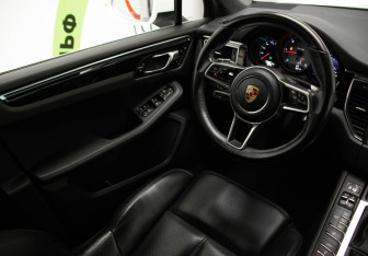 Подержанный автомобиль Porsche Macan 2017 года (17 фото)