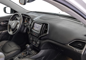 Подержанный автомобиль Jeep Cherokee 2018 года (13 фото)