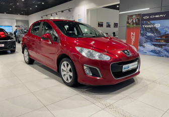 Подержанный автомобиль Peugeot 308 Hatchback 2011 года (3 фото)