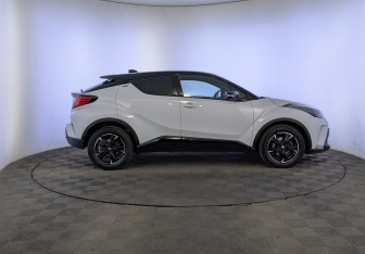 Подержанный автомобиль Toyota C-HR 2021 года (4 фото)