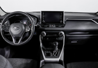 Подержанный автомобиль Toyota RAV4 2021 года (12 фото)