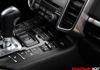 Подержанный автомобиль Porsche Cayenne 2017 года (21 фото)