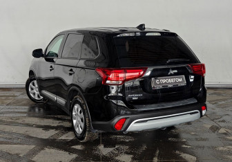 Подержанный автомобиль Mitsubishi Outlander 2021 года (5 фото)