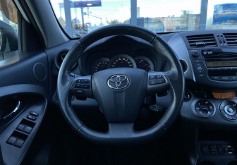 Подержанный автомобиль Toyota RAV4 2012 года (14 фото)