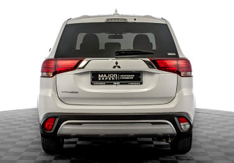 Подержанный автомобиль Mitsubishi Outlander 2020 года (6 фото)
