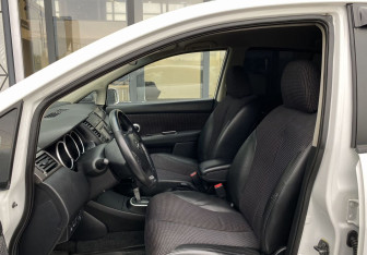Подержанный автомобиль Nissan Tiida Hatchback 2013 года (19 фото)