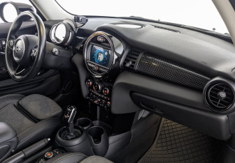 Подержанный автомобиль MINI Hatch 2019 года (13 фото)