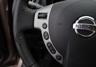 Подержанный автомобиль Nissan Qashqai 2008 года (15 фото)