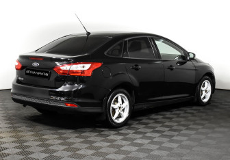 Подержанный автомобиль Ford Focus Sedan 2013 года (5 фото)