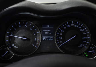 Подержанный автомобиль Infiniti Q70 2015 года (11 фото)