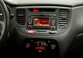 Подержанный автомобиль Kia Rio Sedan 2010 года (12 фото)
