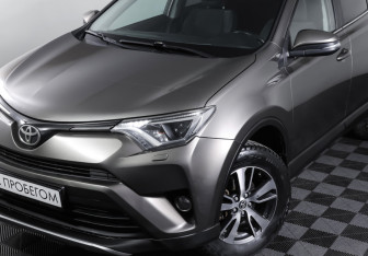 Подержанный автомобиль Toyota RAV4 2017 года (24 фото)