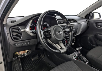 Подержанный автомобиль Kia Rio Hatchback 2021 года (14 фото)