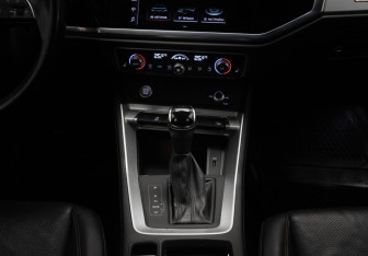 Подержанный автомобиль Audi Q3 2019 года (20 фото)