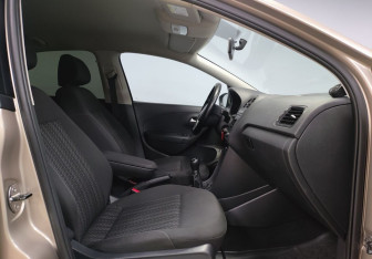 Подержанный автомобиль Volkswagen Polo Sedan 2016 года (12 фото)