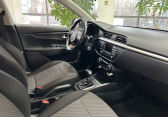 Подержанный автомобиль Kia Rio Sedan 2017 года (10 фото)