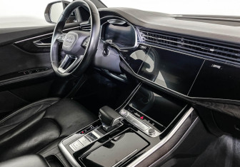 Подержанный автомобиль Audi Q8 2018 года (9 фото)