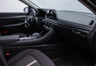 Подержанный автомобиль Hyundai Sonata 2022 года (9 фото)
