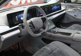 Подержанный автомобиль Voyah Passion 2023 года (16 фото)