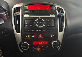 Подержанный автомобиль Kia Ceed Hatchback 2011 года (14 фото)