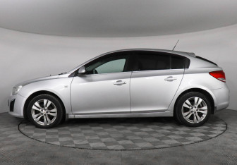 Подержанный автомобиль Chevrolet Cruze Hatchback 2013 года (8 фото)