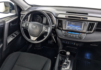 Подержанный автомобиль Toyota RAV4 2017 года (29 фото)