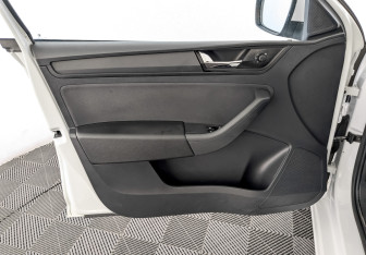 Подержанный автомобиль Skoda Rapid Liftback 2017 года (19 фото)