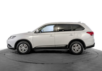 Подержанный автомобиль Mitsubishi Outlander 2020 года (8 фото)