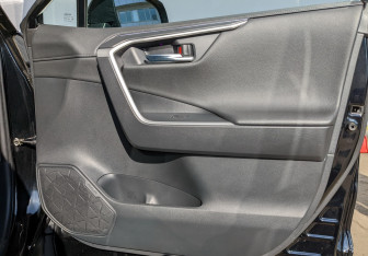 Подержанный автомобиль Toyota RAV4 2022 года (10 фото)