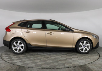Подержанный автомобиль Volvo V40 Hatchback 2013 года (4 фото)