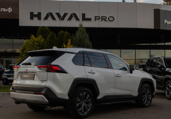 Подержанный автомобиль Toyota RAV4 2025 года (4 фото)