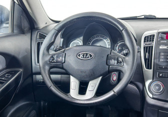Подержанный автомобиль Kia Ceed Hatchback 2011 года (13 фото)