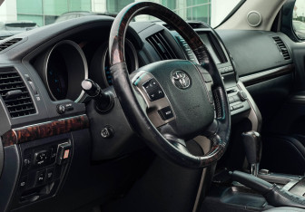 Подержанный автомобиль Toyota Land Cruiser Suv 2010 года (13 фото)