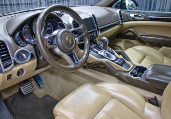 Подержанный автомобиль Porsche Cayenne 2016 года (17 фото)