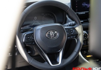 Подержанный автомобиль Toyota RAV4 2025 года (12 фото)