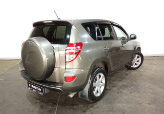 Подержанный автомобиль Toyota RAV4 2010 года (5 фото)