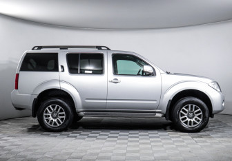 Подержанный автомобиль Nissan Pathfinder 2011 года (4 фото)