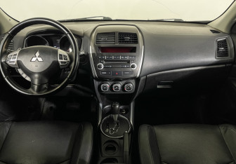 Подержанный автомобиль Mitsubishi ASX 2012 года (12 фото)