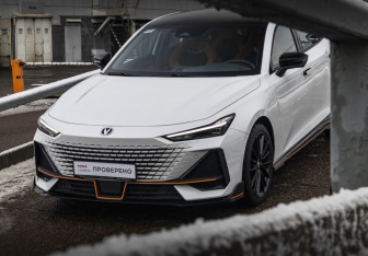 Подержанный автомобиль Changan UNI-V 2023 года (2 фото)