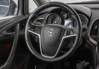 Подержанный автомобиль Opel Astra Hatchback 2011 года (15 фото)