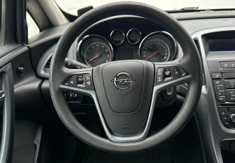 Подержанный автомобиль Opel Astra Hatchback 2012 года (12 фото)