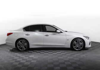 Подержанный автомобиль Infiniti Q50 2016 года (4 фото)