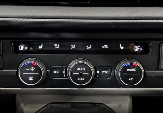 Подержанный автомобиль Volkswagen Caravelle 2021 года (17 фото)