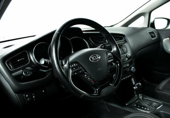 Подержанный автомобиль Kia Ceed Hatchback 2013 года (8 фото)