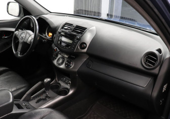 Подержанный автомобиль Toyota RAV4 2008 года (8 фото)