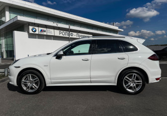 Подержанный автомобиль Porsche Cayenne 2012 года (8 фото)