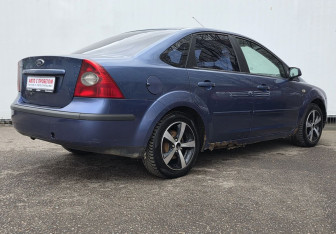 Подержанный автомобиль Ford Focus Sedan 2005 года (5 фото)